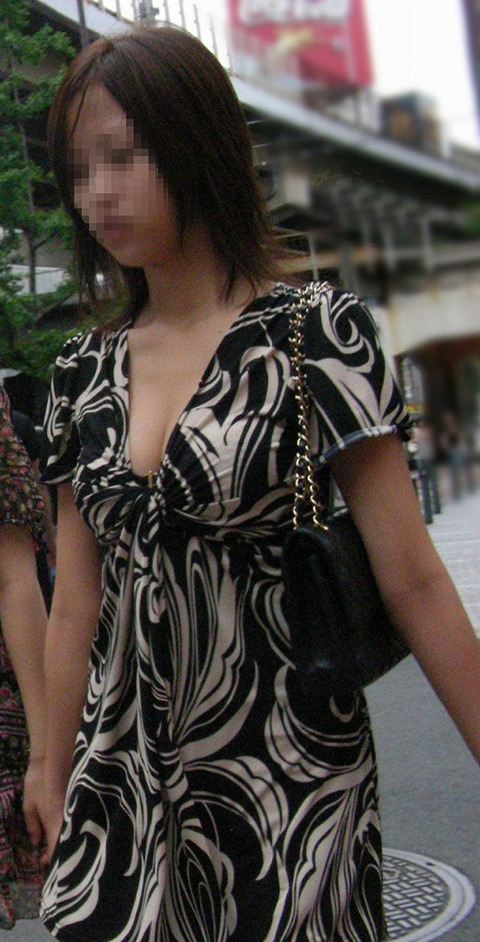 着衣巨乳女子←外出したらずっと視線を感じているらしいわｗｗｗｗｗｗ（盗撮エロ画像あり） 5