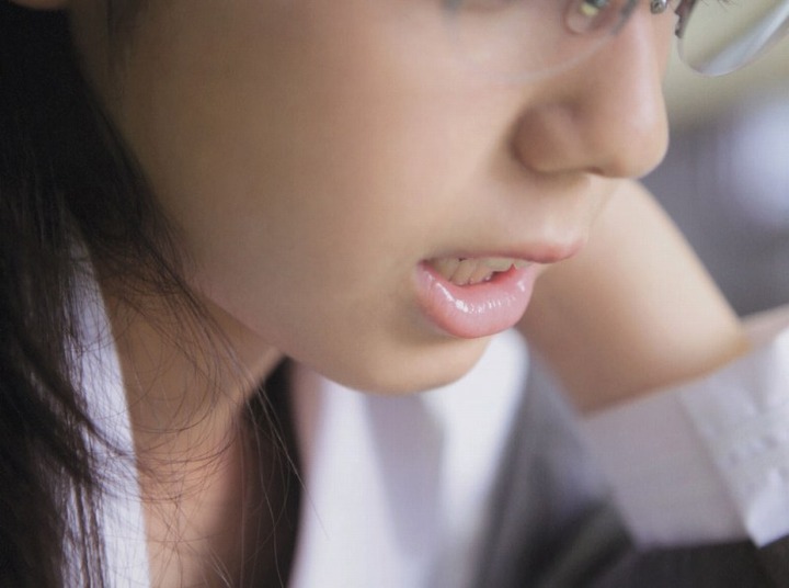 唇が厚くてみずみずしい女の子のエロ画像40枚 4
