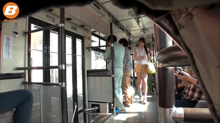 女子大生がバスで集団痴漢にあってるエロ画像・動画 9