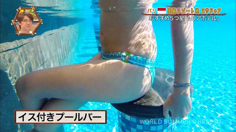 海外の水着リポーターがエロいキャプ画像 4