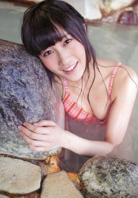 人気アイドルたちの胸チラしてるエロ画像まとめ 20