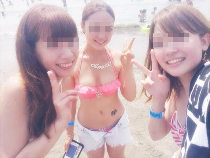 海ではしゃいでる素人ギャルの水着・ビキニ画像 3