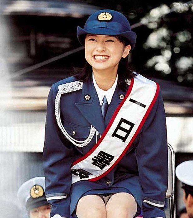 婦警コスプレでパンチラしてるエロ画像 14