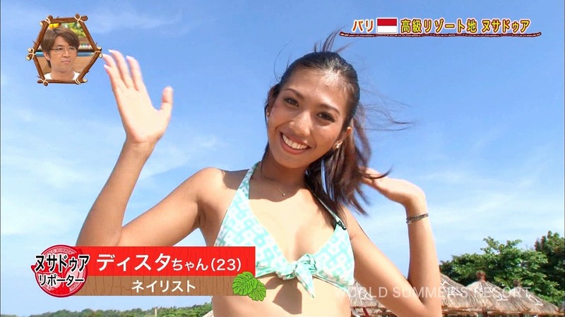 海外の水着リポーターがエロいキャプ画像 1