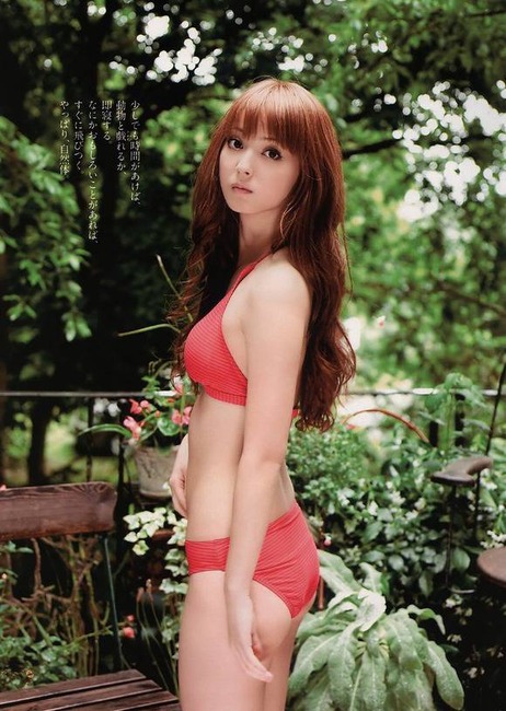 佐々木希の水着やサンタコスプレがエロい画像40枚 33
