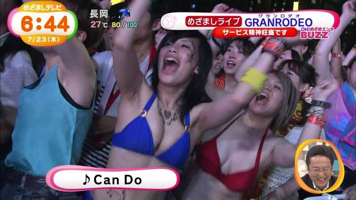 都心で素人水着ギャルが踊ってるエロ画像 30