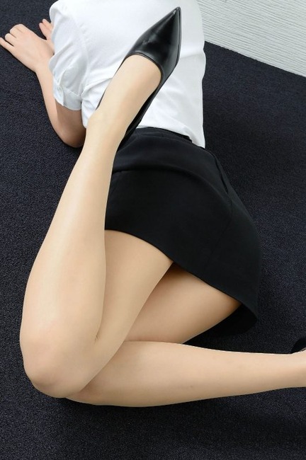 こんな職場で働きたくなるOLのパンストパンチラがエロい画像35枚 17