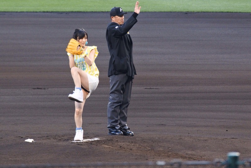 NMB48さや姉が始球式で足を上げてパンチラ　画像 7