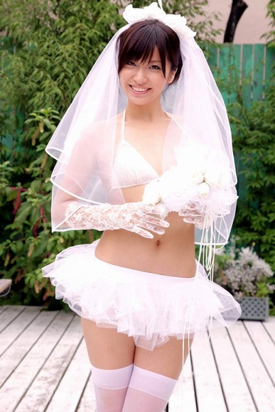 戸田れいがウェディングドレス姿で誘ってるエロ画像 1