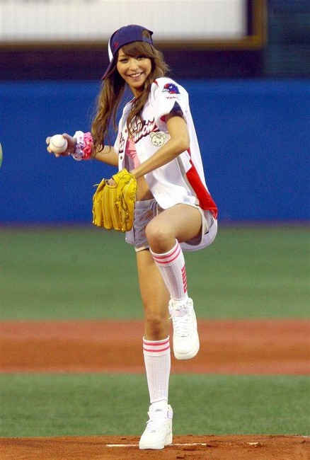 藤井リナ　巨乳モデルのセミヌードがエロい画像　ローラ 31