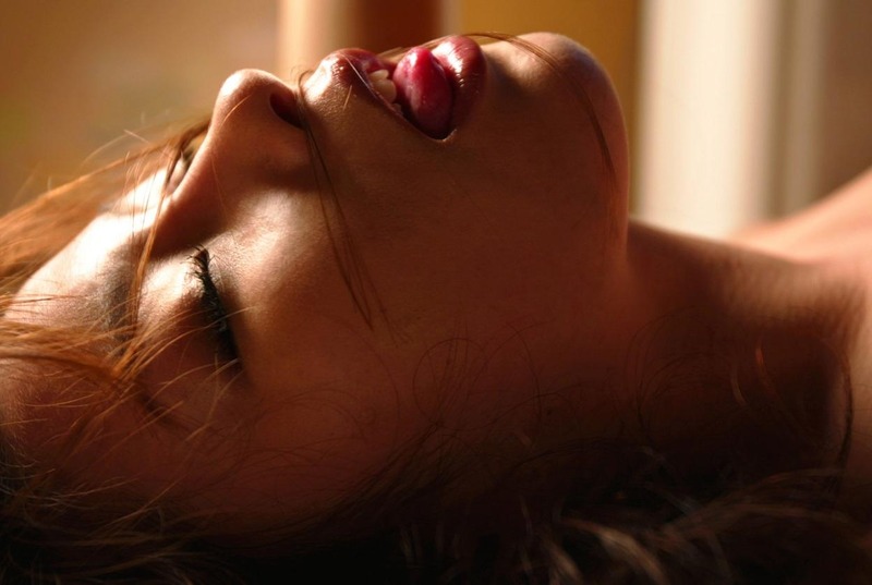 柔らかそうな舌や唇のお姉さんのエロ画像 15