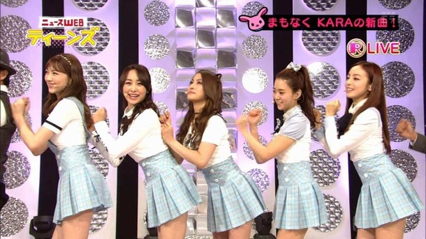 KARAが新曲ライブでミニスカパンチラしてるエロ画像 10