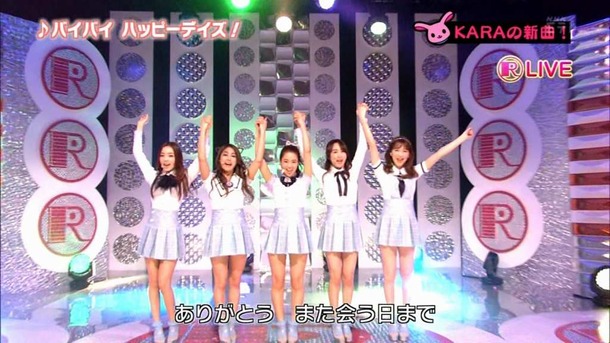 KARAが新曲ライブでミニスカパンチラしてるエロ画像 18