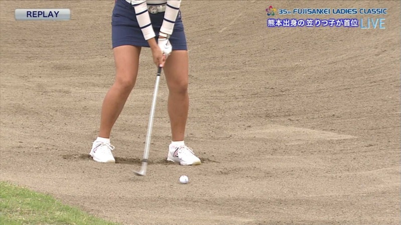 しゃがみパンチラしてる女子プロゴルフ 4