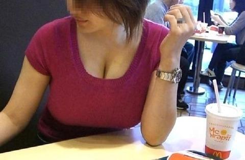素人の着衣おっぱいがエロい画像 13