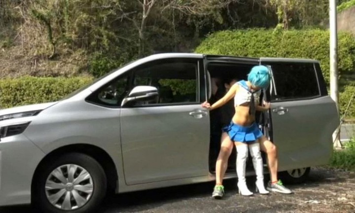 コスプレイヤーを山奥でバックで犯してるエロ画像 6