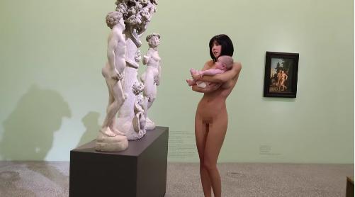 【動画あり】ドイツの博物館で美女が全裸パフォーマンスという驚きの行動！　アソコも丸見え 7