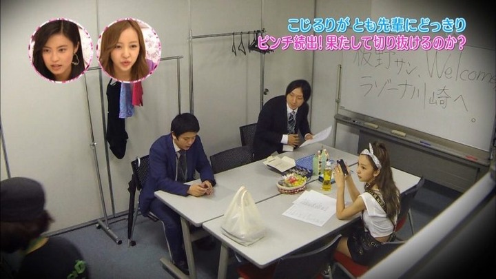 板野友美・ともちんがライブでパンチラしてる 6