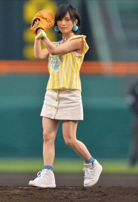 NMB48さや姉が始球式で足を上げてパンチラ　画像 13