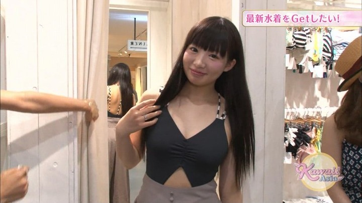 私服から水着に着替えてる巨乳素人のエロ画像 1