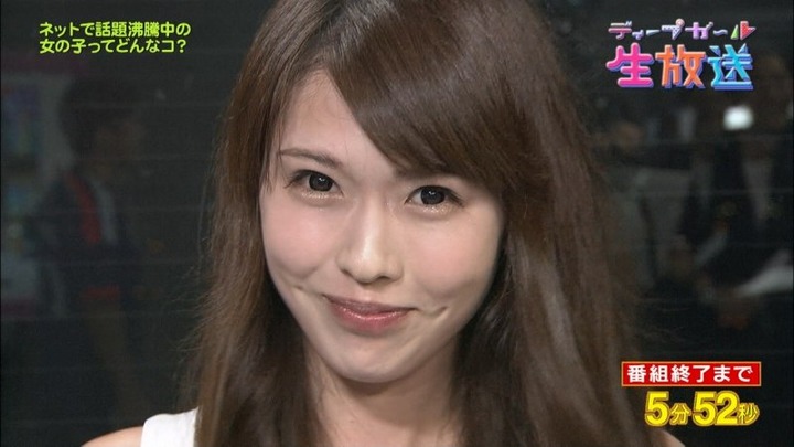 生放送でパンチラしてる美女のキャプ画像まとめ 15