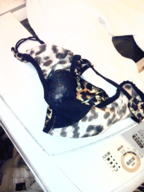 洗濯機の中にある素人のシミ付きパンツってエロいよね 8