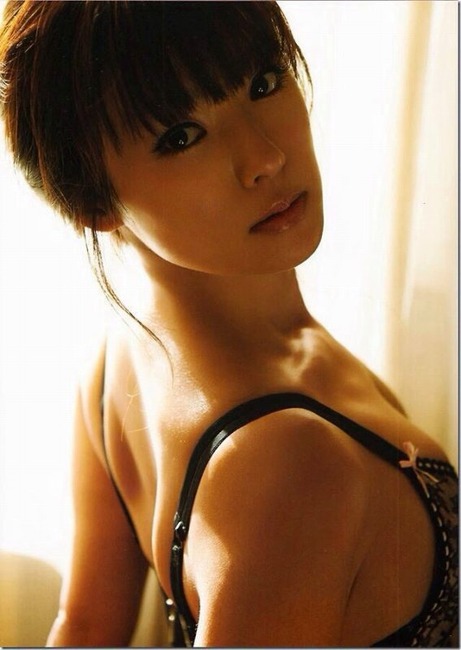 深田杏子/深キョンの黒下着姿がセクシーな画像 13