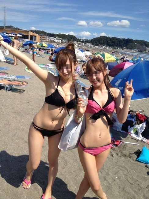素人水着ギャルを海でナンパしたくなるエロ画像 12
