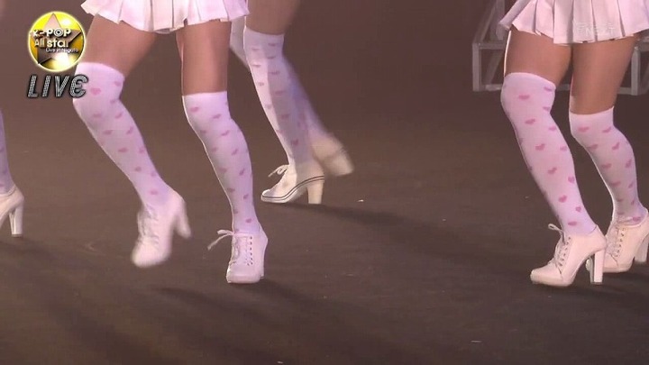 KARAのミニスカニーソライブがエロい画像 22