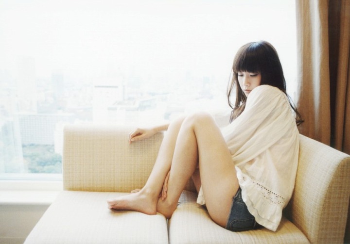 太ももをさすりたくなるアイドルのエロ画像30枚 20