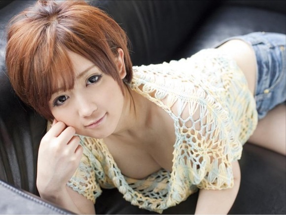 ミュージシャンからAV女優になった水菜ユイが手マンで潮吹いてるエロ画像 3