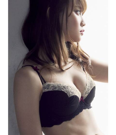 ランジェリー/下着のモデルしてる人気アイドルのエロ画像35枚 2