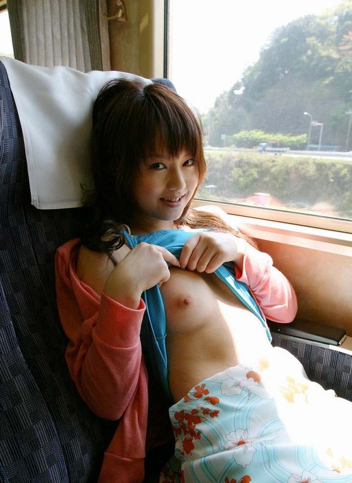 巨乳なおっぱいを見せてる着衣エロ画像45枚 26