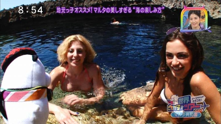 白人モデルの水着姿がエロいキャプ画像 11