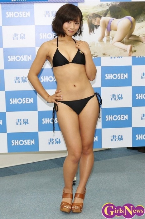 安枝瞳が食い込みぎみの水着で写真集のアピール 3