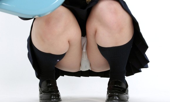 パンツのシミまで見えそうな接写パンチラのエロ画像35枚 2