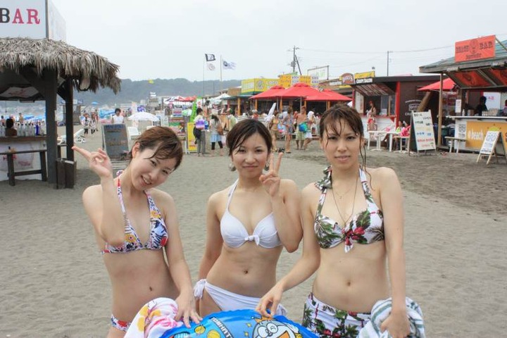 海ではしゃいでる素人のエロ水着画像80枚 40
