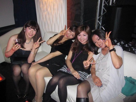 【見落とし厳禁】素人さんの記念写メではだいたいパンチラしてるぞｗｗｗｗｗｗ（画像あり） 22