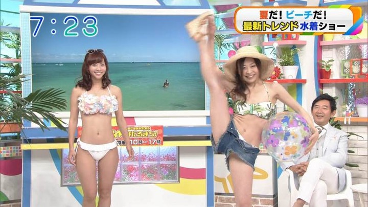 スタジオで行われたHな水着ショーのキャプ画像 10