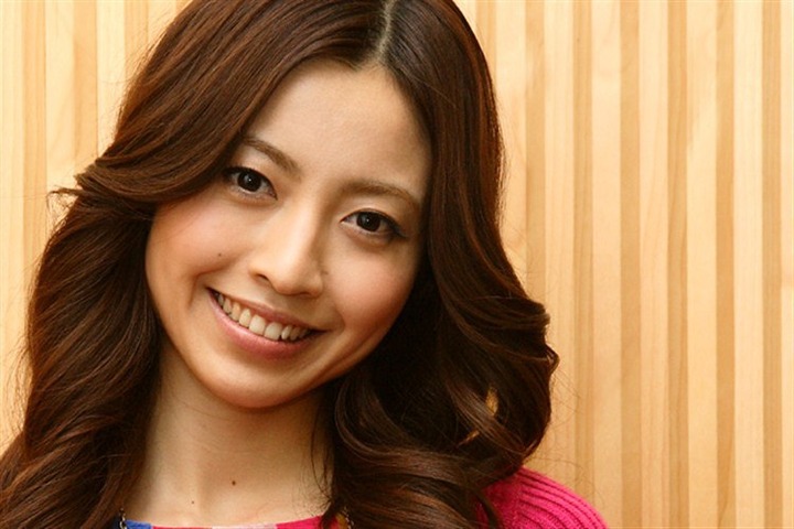 片瀬那奈が何もしなくてもやらしいのでキスしたくなるエロ画像 6