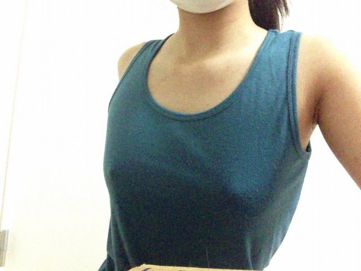 乳首が透けて見える女の子のエロ画像 18