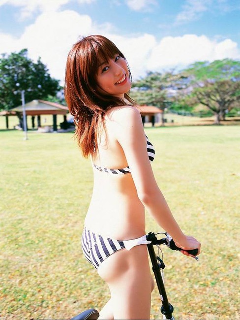 形のいいお尻してるアイドルのエロ画像40枚 36