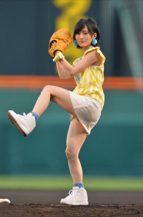 NMB48さや姉が始球式で足を上げてパンチラ　画像 14