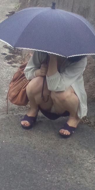 街中で見かけた素人のしゃがみパンチラ画像 6