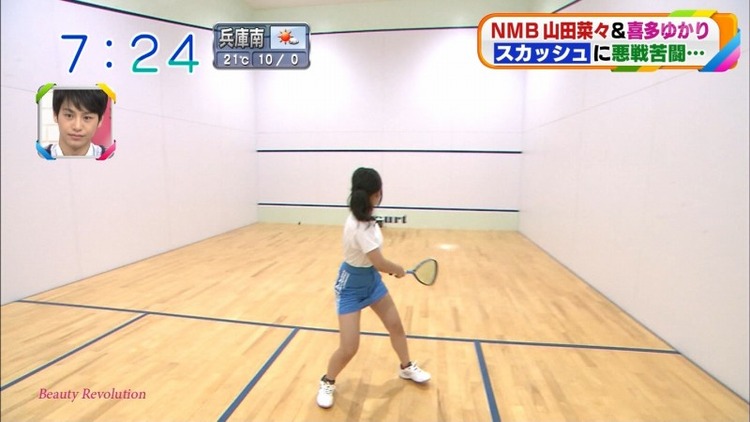 NMB48山田菜々がスカッシュでアンスコパンチラしてるエロキャプ画像 13