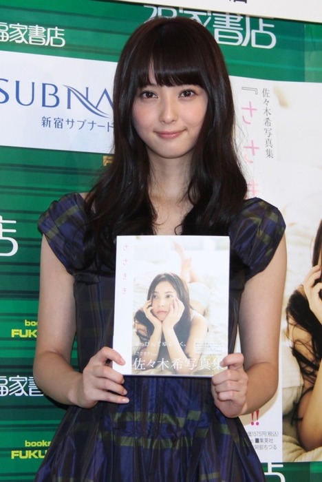 佐々木希の黒下着がエロい画像まとめ 4