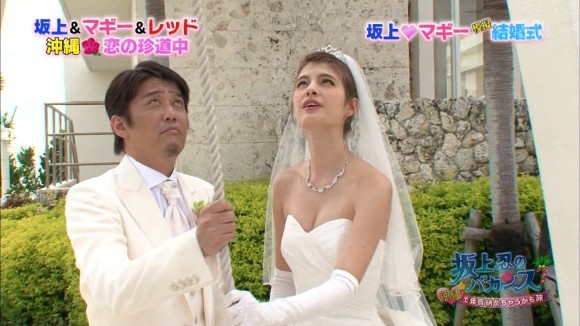 マギーがミニスカJKのコスプレでボウリング、パンツ見えそう 35