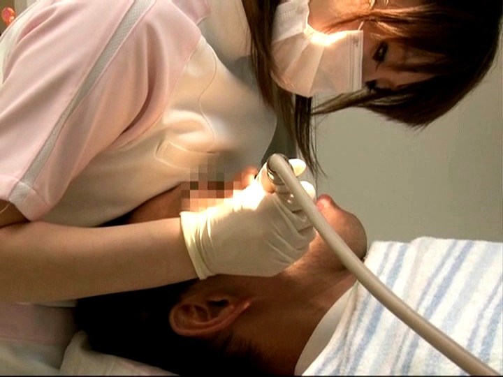 マスクしてパンチラしてる歯科助手さんのエロ画像など 13