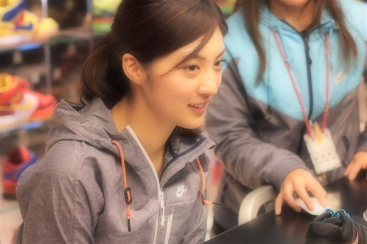 元モデルで女子アナの岩本乃蒼の太ももが綺麗な画像 3