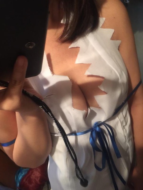 ダンジョンに出合いを求めるのは間違っているだろうかのヘスティア様のコスプレしてる素人女神のエロ画像 1